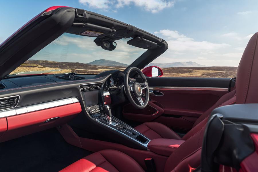  Porsche 911 Carrera 4S Cabriolet 2016 года  (UK) (фото 26 из 30)